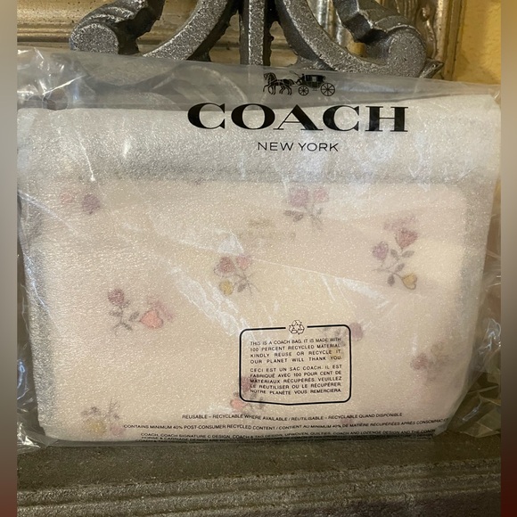 COACH NWT Corner Zip Wristlet with Heart Print - Picture 13 of 17